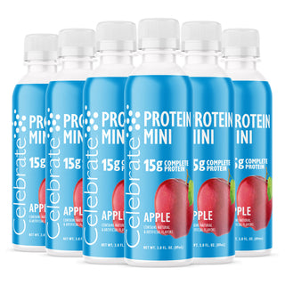 Flere flasker av Celebrate Protein Mini med eplesmak på hvit bakgrunn