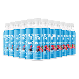 Flere beholdere av Protein Mini Berry smak på hvit bakgrunn