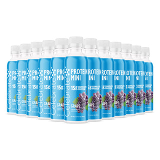 Flere flasker av Celebrate Protein Mini med druesmak på hvit bakgrunn