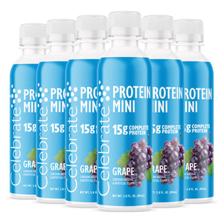 Flere flasker av Celebrate Protein Mini Grape smak på hvit bakgrunn
