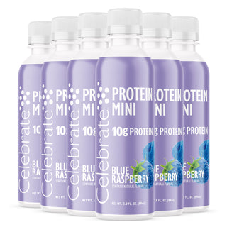 Flere flasker med Protein Mini med blå bringebærsmak på hvit bakgrunn